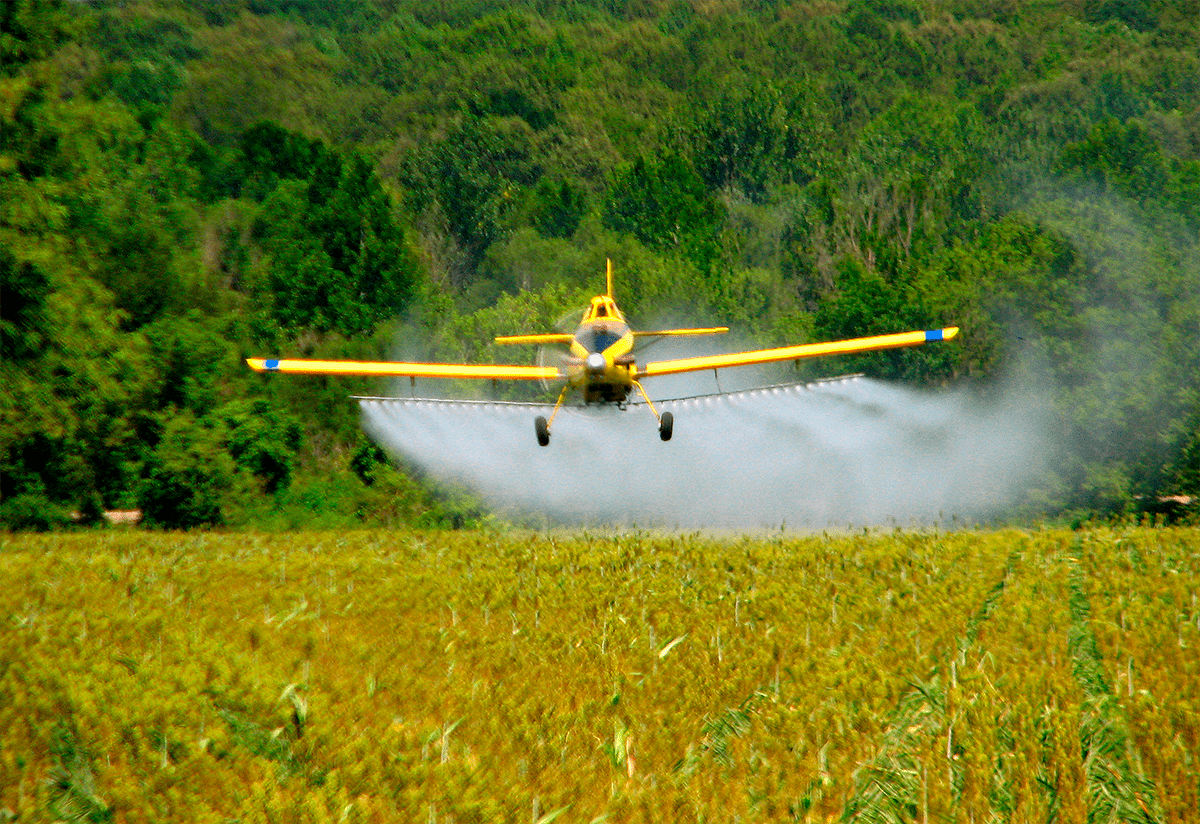 Нерегулируемое распыление пестицидов на поле