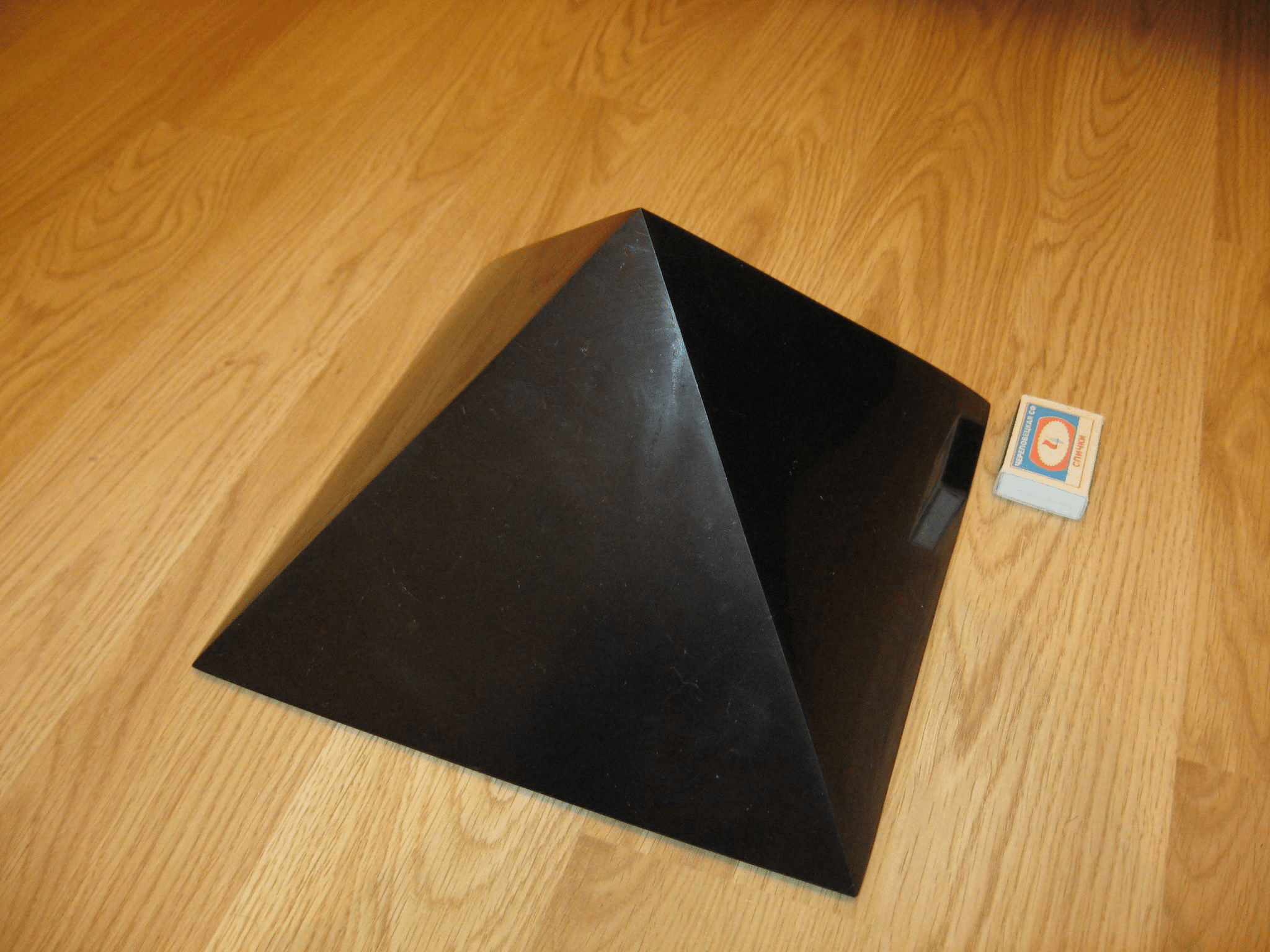Пирамида из карельского шунгита