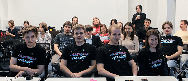 Студенты в биоинформатических футболках