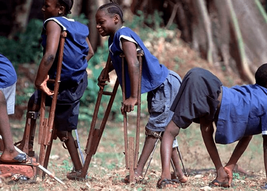 Дети в Нигерии, пораженные полиомиелитом
