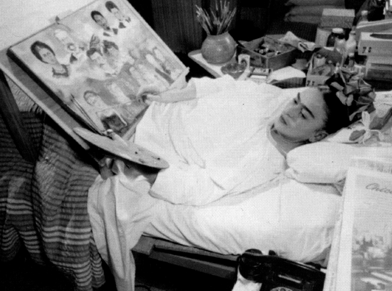 Фрида Кало работает, лежа в постели