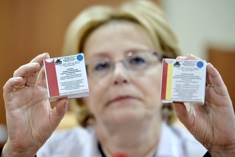 Вероника Скворцова с российскими вакцинами против лихорадки Эбола (2016 год)