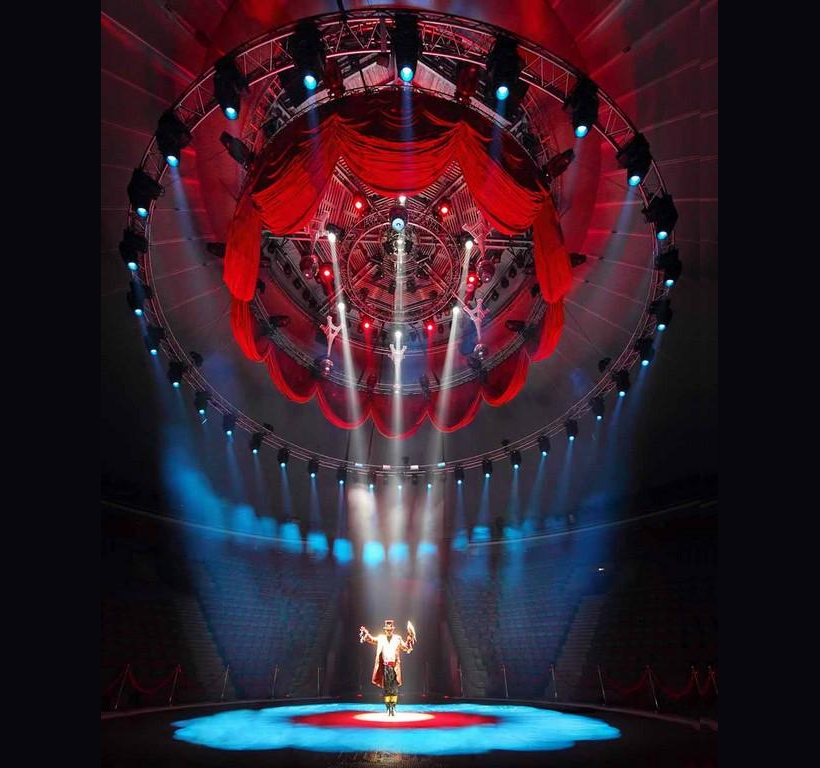 Прожекторы, освещающие цирковую арену