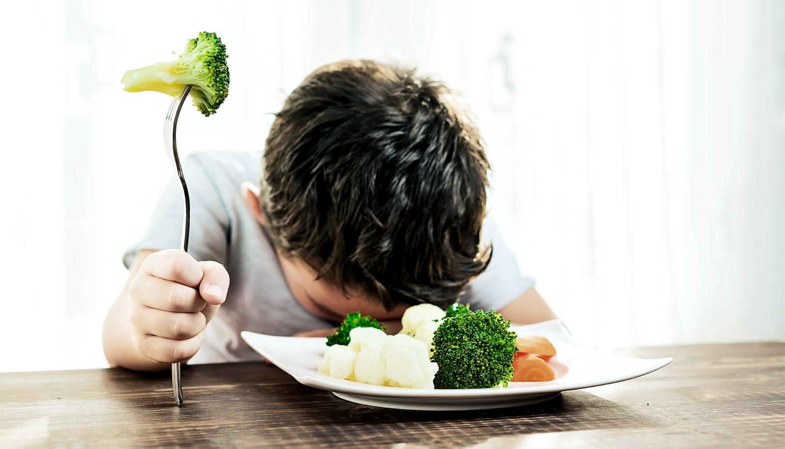 Ребенок, который отказывается есть овощи