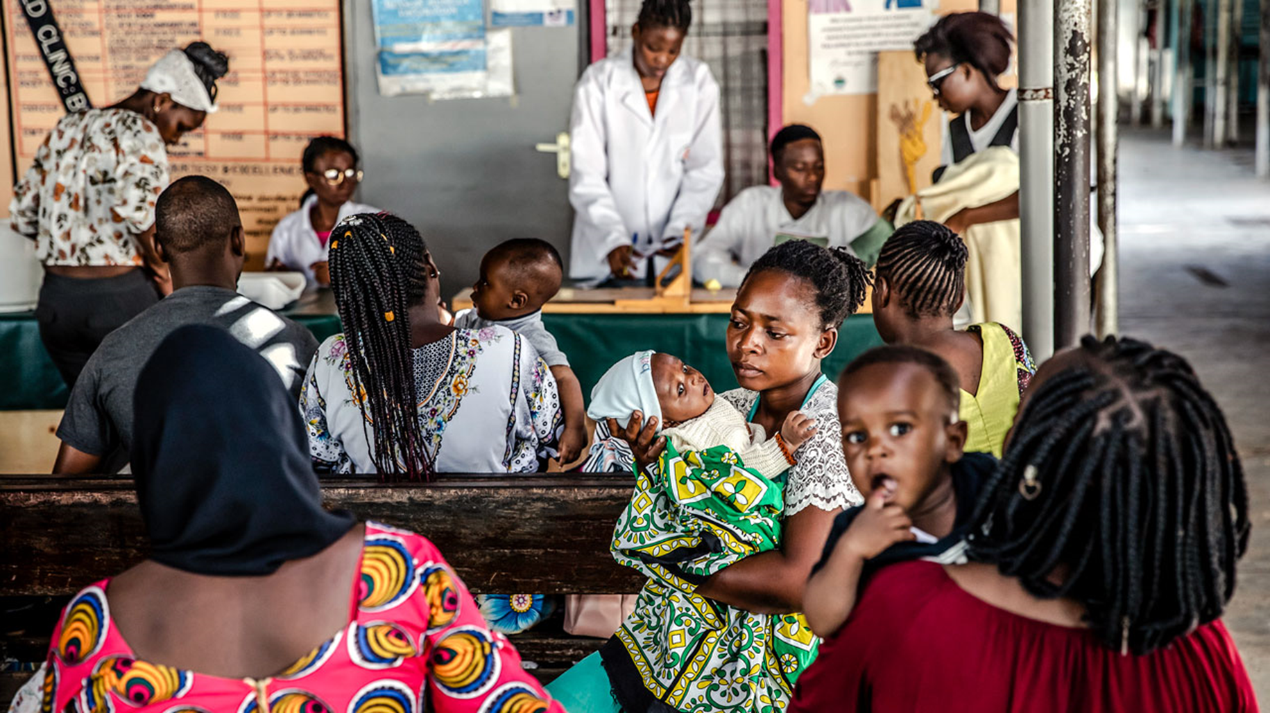 На фото: в родильное отделение окружной больницы Килифи в Кении поступает много детей с симптомами малярии