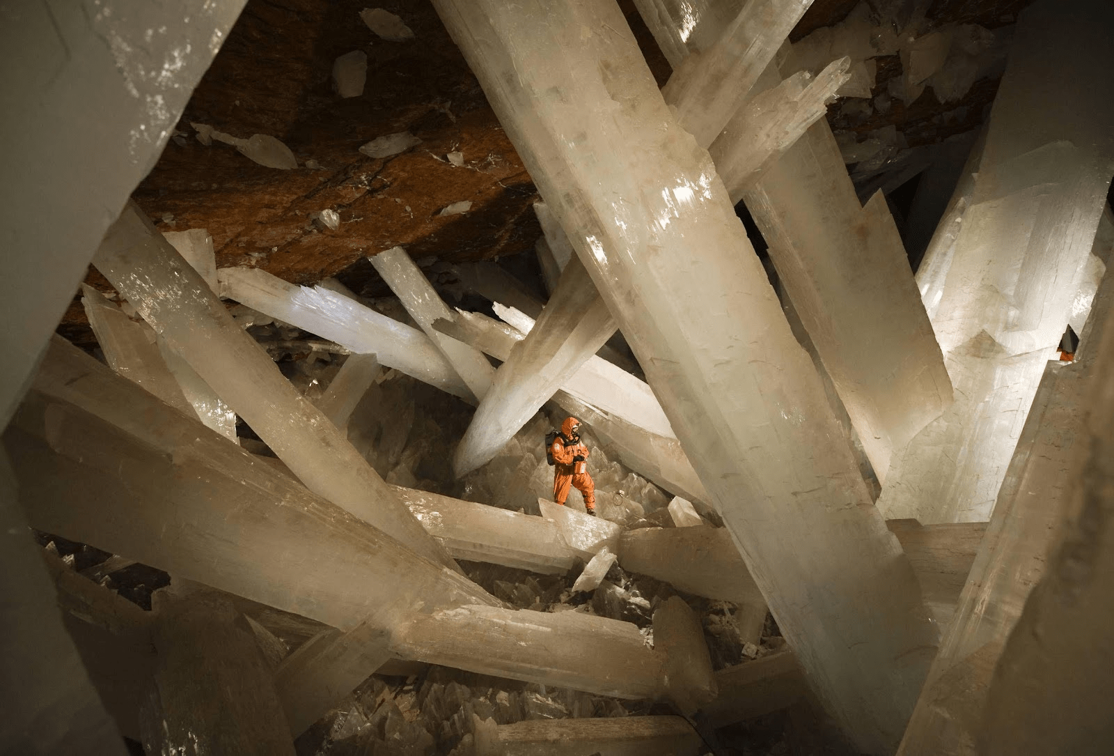 Гигантские кристаллы гипса в пещере Cueva de los Cristales