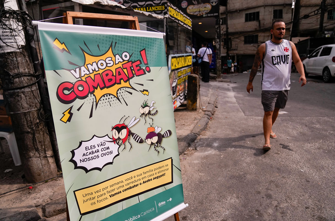 Знак призывает жителей фавелы в Рио-де-Жанейро помочь в борьбе с комарами во время серьезной эпидемии лихорадки денге в 2024 году