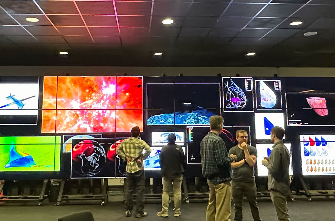 В 2024 году руководители программы Агентства перспективных оборонных исследований (DARPA), направленной на ускорение научного моделирования с помощью инструментов искусственного интеллекта, встретились в лаборатории визуализации данных Техасского университета в Остине