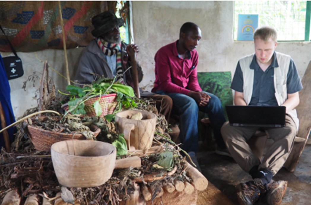 Этнофармаколог беседует с целителем Альфонсом Бифумбо из Западной Уганды (слева)