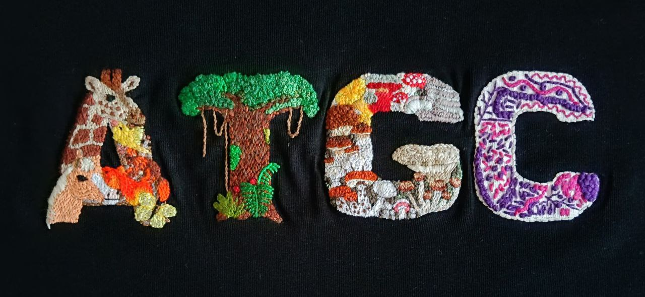 Для создания вышивки использовались базовые техники вышивки гладью