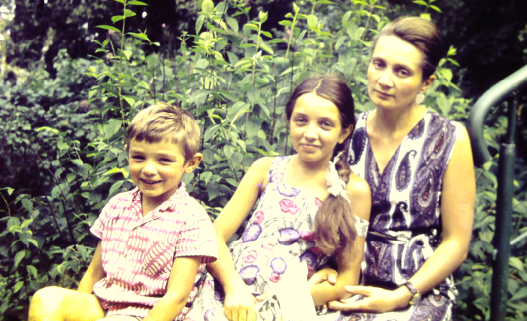 София Георгиева с братом Павлом и родителями