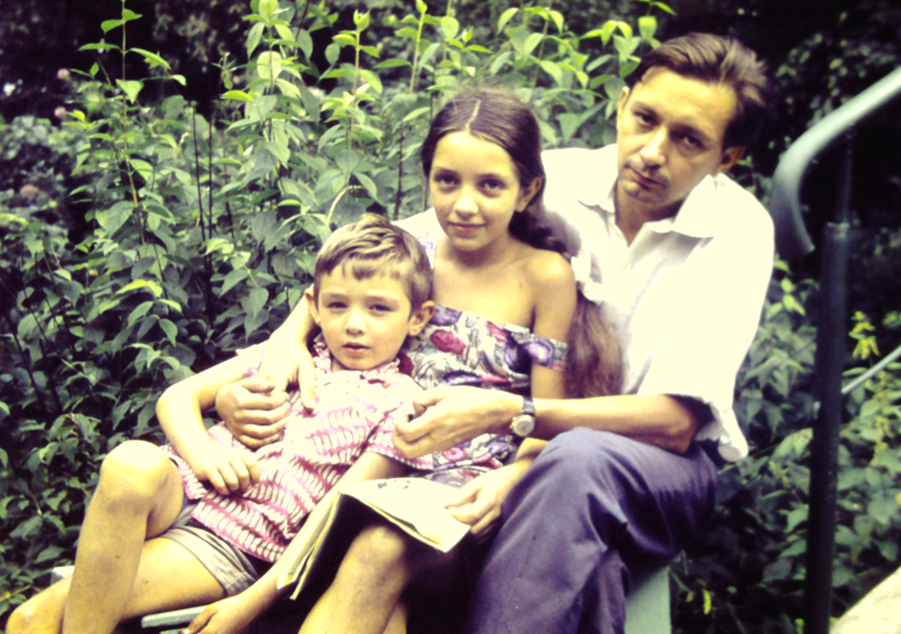 София Георгиева с братом Павлом и родителями