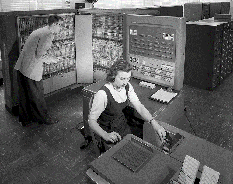 Ранняя американская ЭВМ IBM 704