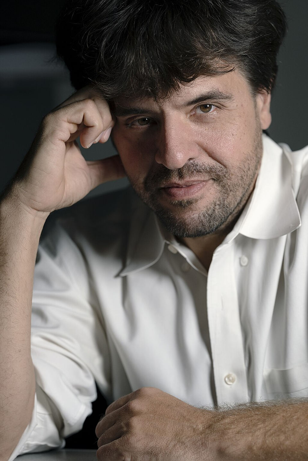 Карл Дайссерот родился в 1971 году, вырос в семье врача и учительницы химии и сначала мечтал стать писателем