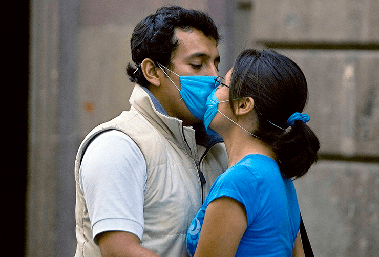 Во время пандемии поцелуи возможны только с защитой