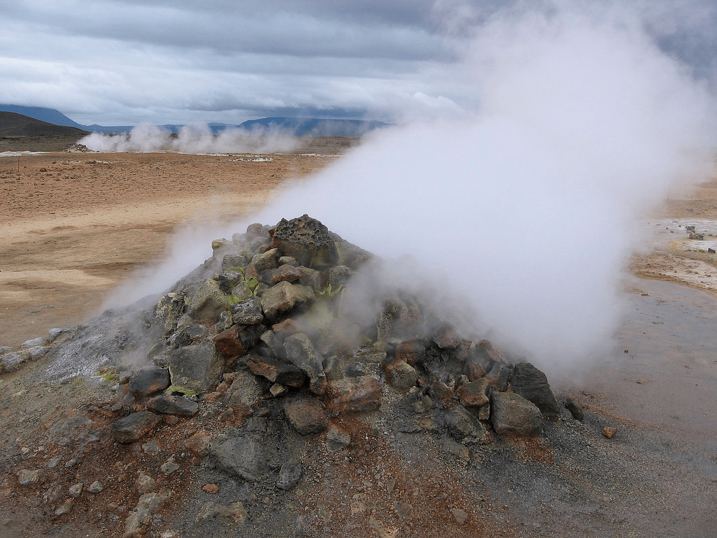 Сольфатары в исландском вулкане