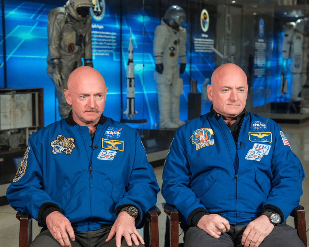 Американские космонавты Скотт и Марк Келли
